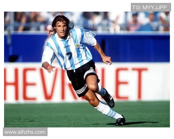 全球足球历史十大巨星盘点 影响力与成就并存的传奇人物 全球足球历史十大巨星盘点 影响力与成就并存的传奇人物